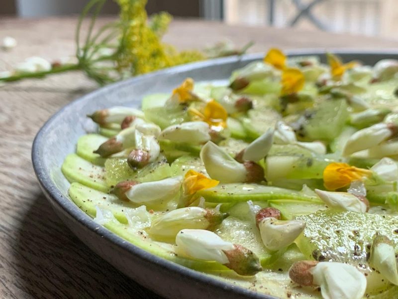 Salade de courgettes et kiwis aux fleurs d’acacia