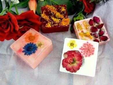 Fabriquez un savon en fleurs séchées